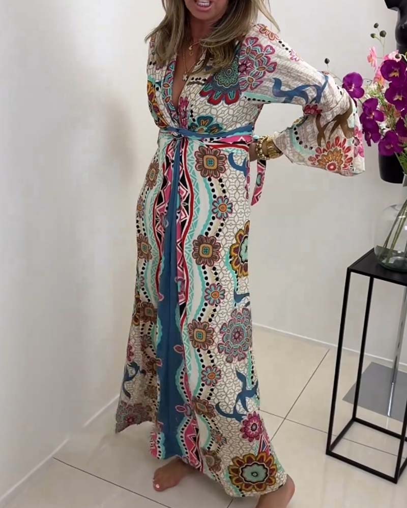 Robe élégante avec imprimé coloré et manches cloche