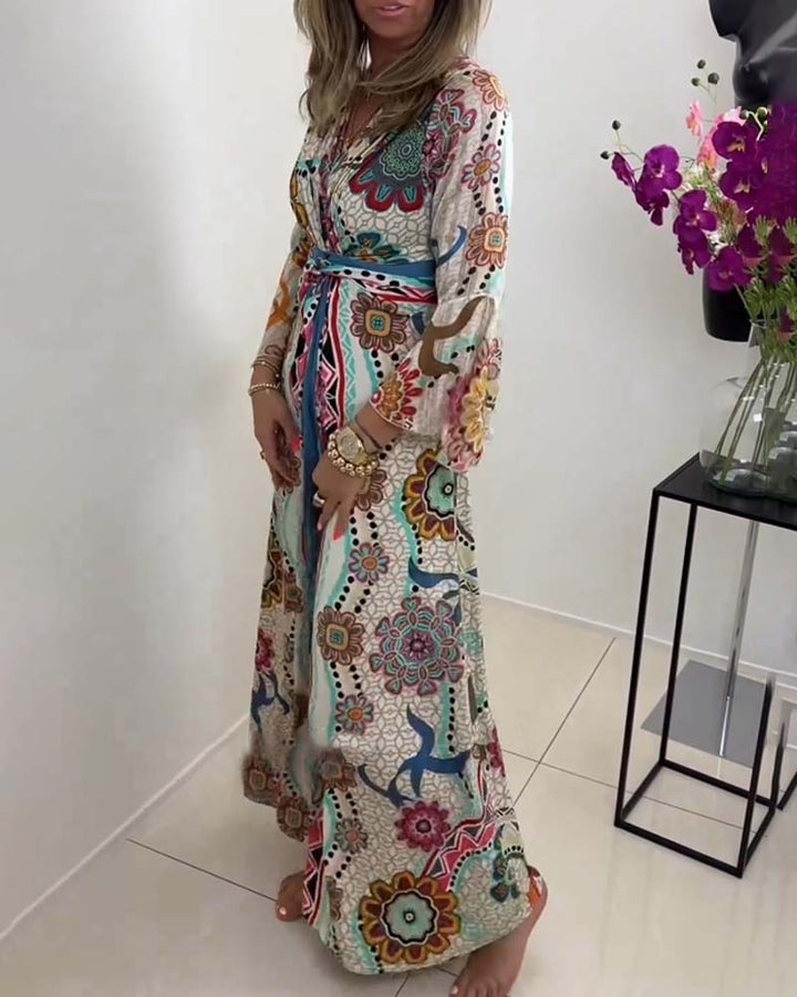 Robe élégante avec imprimé coloré et manches cloche