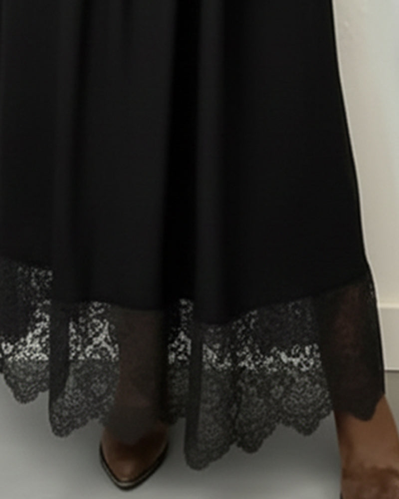 Robe Avec Détail en Dentelle, Décolleté en V Et Design Plissé, Ambiance Élégante
