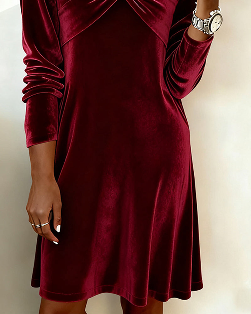Robe En Velours À Col En V Avec Nœud Torsadé Et Manches Longues