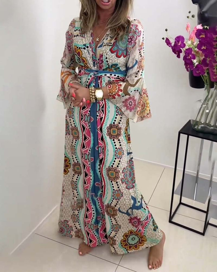 Robe élégante avec imprimé coloré et manches cloche