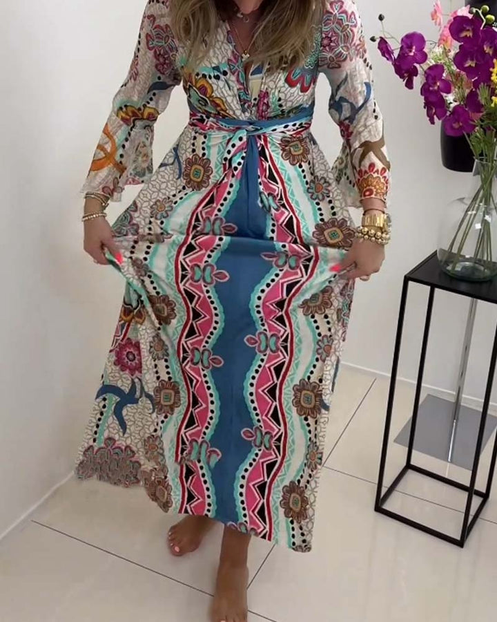 Robe élégante avec imprimé coloré et manches cloche