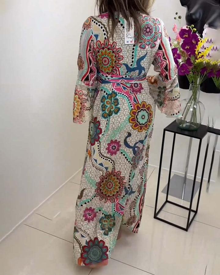 Robe élégante avec imprimé coloré et manches cloche