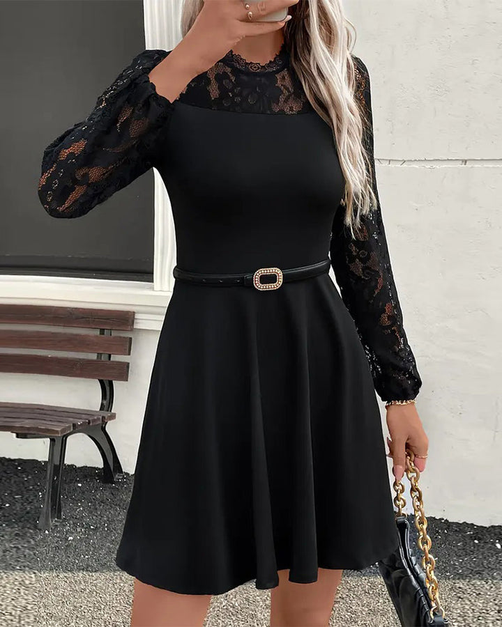 Robe élégante en dentelle unie