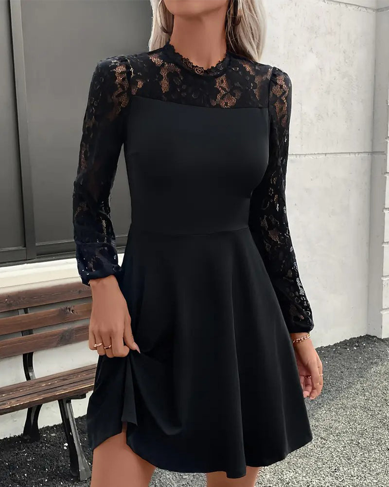 Robe élégante en dentelle unie