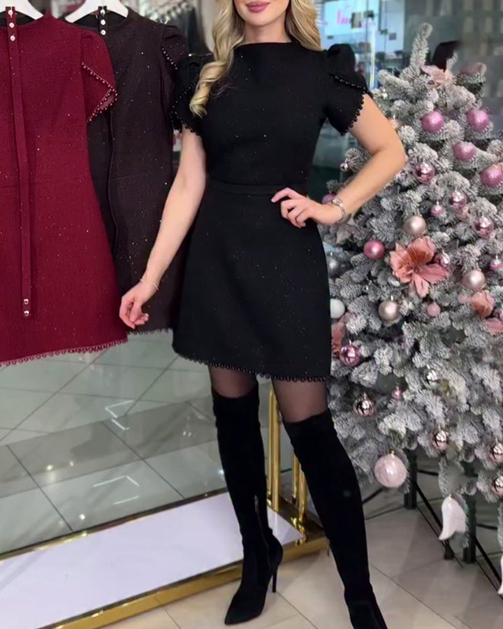 Robe richement brodée de perles et cintrée