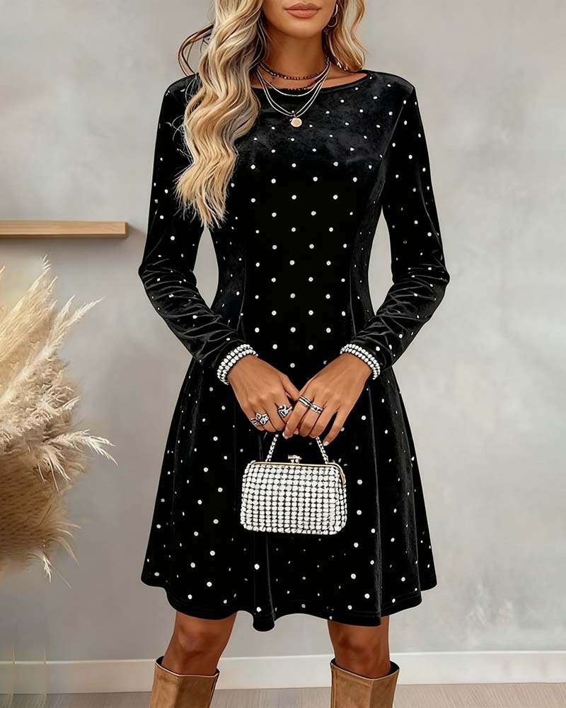 Robe Élégante À Pois Scintillants Et Coupe Cintrée