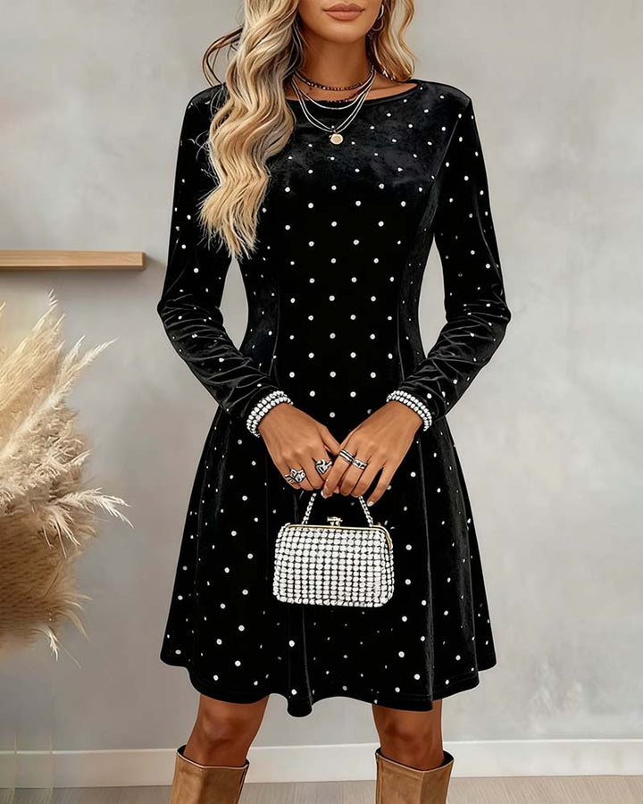 Robe Élégante À Pois Scintillants Et Coupe Cintrée