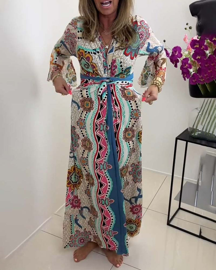 Robe élégante avec imprimé coloré et manches cloche