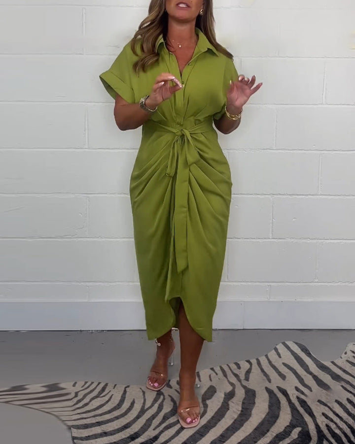 Élégante robe plissée à col chemise