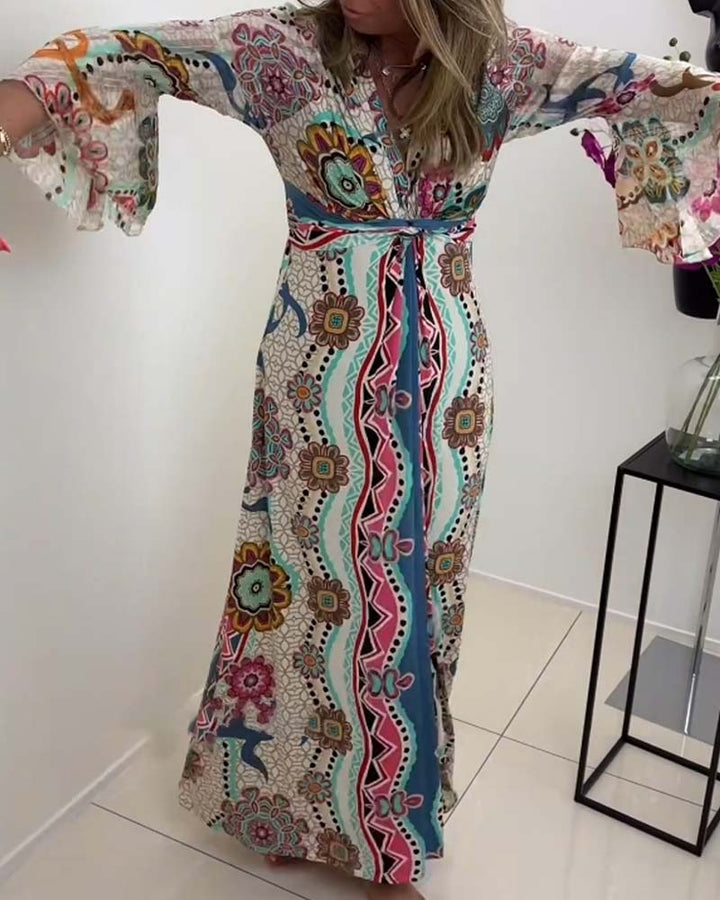 Robe élégante avec imprimé coloré et manches cloche